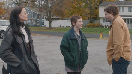 Hannah Gross, Sophia Lillis und Michael Cera in „The Adults“.