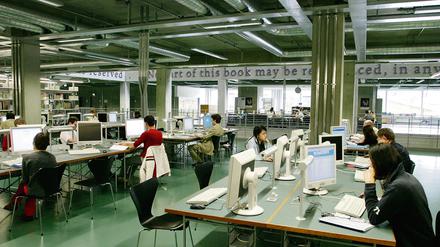 Alles auf dem Tisch in der Bibliothek der Technischen Universität und der UdK.