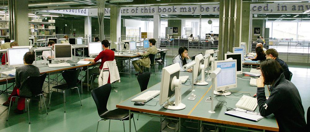 Alles auf dem Tisch in der Bibliothek der Technischen Universität und der UdK.