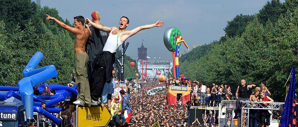 Ausgelassen feiern Raver 2001 auf der Straße des 17. Juni in Berlin die 13. Loveparade. Unter dem Motto «Music is the Answer» soll es in Berlin im Juli wieder eine Techno-Parade geben.