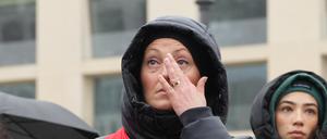 Eine Frau weint bei einer Gedenkveranstaltung zum Gedenken an die Opfer der Erdbeben in der Türkei und Syrien vor dem Brandenburger Tor in Berlin.