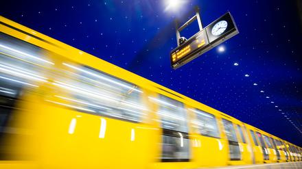 ARCHIV - 01.10.2022, Berlin: Eine U-Bahn fährt am U-Bahnhof Museumsinsel ein. (zu dpa: «BVG nimmt Vorbestellungen für 49-Euro-Ticket an») Foto: Christoph Soeder/dpa +++ dpa-Bildfunk +++