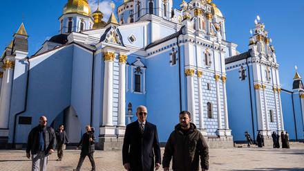 US-Präsident Joe Biden und sein ukrainischer Kollege Wolodymyr Selenskyj auf dem Platz vor der St.-Michael-Kathedrale in Kiew. 