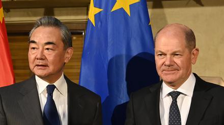 Wang Yi, Direktor des Büros der Zentralkommission
für Auswärtige Angelegenheiten des Zentralkomitees der
Kommunistischen Partei Chinas, und Bundeskanzler Olaf Scholz (SPD) kommen auf der Münchner Sicherheitskonferenz zu einem bilateralen Gespräch zusammen.