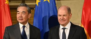 Wang Yi, Direktor des Büros der Zentralkommission
für Auswärtige Angelegenheiten des Zentralkomitees der
Kommunistischen Partei Chinas, und Bundeskanzler Olaf Scholz (SPD) kommen auf der Münchner Sicherheitskonferenz zu einem bilateralen Gespräch zusammen.