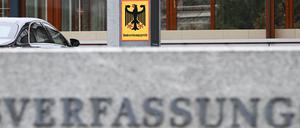 ARCHIV - 24.01.2023, Baden-Württemberg, Karlsruhe: Ein Hinweisschild mit Bundesadler und dem Schriftzug Bundesverfassungsgericht ist vor dem Gericht zu sehen. Das Bundesverfassungsgericht veröffentlicht am Dienstag seine dringend erwartete Eilentscheidung zur Berliner Abgeordnetenhaus-Wahl am 12. Februar. (zu dpa «Karlsruhe vor Eilentscheidung zu Berliner Wiederholungswahl») Foto: Uli Deck/dpa +++ dpa-Bildfunk +++