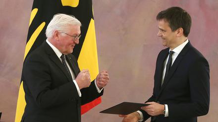 Bundespräsident Frank-Walter Steinmeier (links) gratuliert Martin Eifert, neuer Richter des Bundesverfassungsgerichts, zur Ernennung.