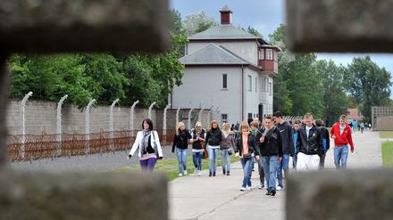 Zahlreiche Schülergruppen besuchen die Gedenkstätte des ehemaligen Konzentrationslagers Sachsenhausen in Oranienburg. Die historischen Orte der NS-Zeit interessieren junge Menschen besonders.