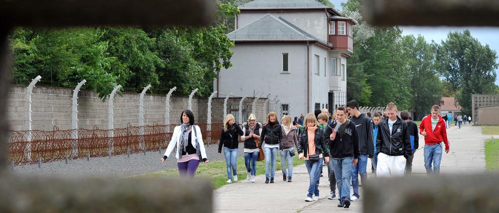Zahlreiche Schülergruppen besuchen die Gedenkstätte des ehemaligen Konzentrationslagers Sachsenhausen in Oranienburg. Die historischen Orte der NS-Zeit interessieren junge Menschen besonders.
