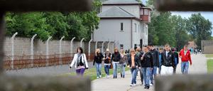 Zahlreiche Schülergruppen besuchen die Gedenkstätte des ehemaligen Konzentrationslagers Sachsenhausen in Oranienburg. Die historischen Orte der NS-Zeit interessieren junge Menschen besonders.