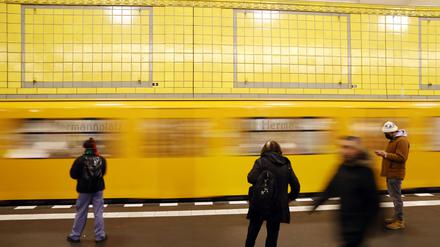 Einfahrender Zug am U-Bahnhof Hermannplatz, Umsteigebahnhof der Linien U7 und U8 in Neukölln. (Symbolbild, Themenbild) 03.02.2023