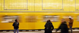 Einfahrender Zug am U-Bahnhof Hermannplatz, Umsteigebahnhof der Linien U7 und U8 in Neukölln. (Symbolbild, Themenbild) 03.02.2023