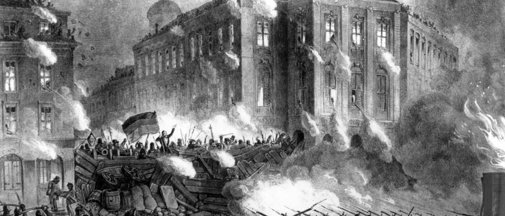 Barrikadenkämpfe am Alexanderplatz in Berlin in der Nacht vom 18. zum 19. März 1848. Nach der französischen Februarrevolution sprang der revolutionäre Funke auch auf Deutschland über. Die deutschen Demokraten stellten ihre Märzforderungen auf: Erlaß einer konstitutionellen Verfassung, ein deutsches Parlament, Pressefreiheit usw. Nach anfänglichen Erfolgen siegte jedoch die Konterrevolution, da die Revolutionäre es versäumt hatten, sich der nötigen Machtmittel zu versichern. Nach dem Motto "Gegen Demokraten helfen nur Soldaten" wurden die Parlamentarier im Frühsommer 1849 wieder von ihren Bänken gejagt.