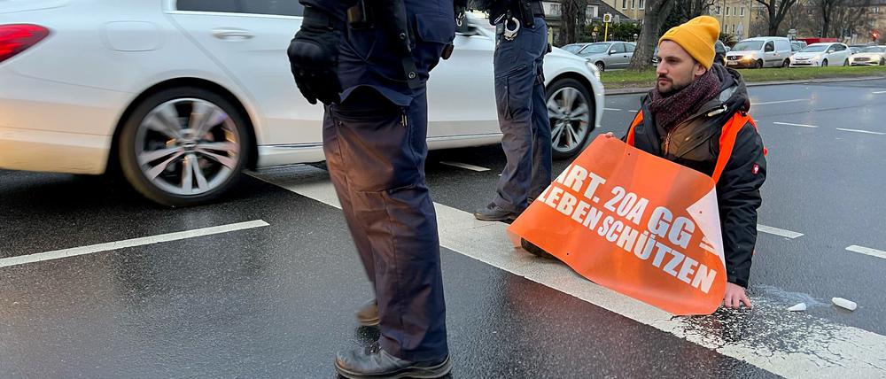 Klimaaktivisten blockierten am Montag den Tempelhofer Damm.