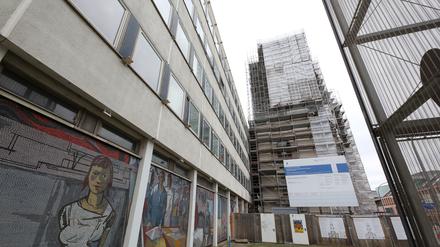Baustelle Garnisonkirche Potsdam. Der Kirchturm steht direkt am Atelierhaus "Rechenzentrum" in der Breiten Straße.