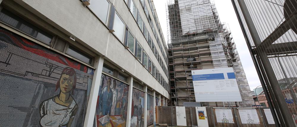 Baustelle Garnisonkirche Potsdam. Der Kirchturm steht direkt am Atelierhaus "Rechenzentrum" in der Breiten Straße.