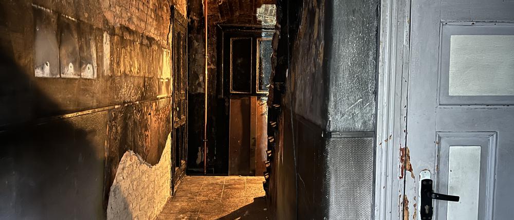Der zerstörte Hausflur nach dem Brand.