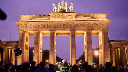 Frank-Walter Steinmeier hält vor dem Brandenburger Tor eine Ansprache zum Gedenken der Opfer des Erdbebens in der Türkei und in Syrien.