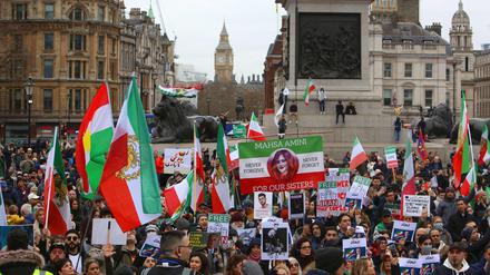 Menschen demonstrieren in London gegen das iranische Regime.