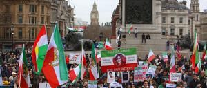 Menschen demonstrieren in London gegen das iranische Regime.