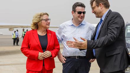 Svenja Schulze und Hubertus Heil mit Botschafter Ingo Herbert bei der Ankunft in Accra.