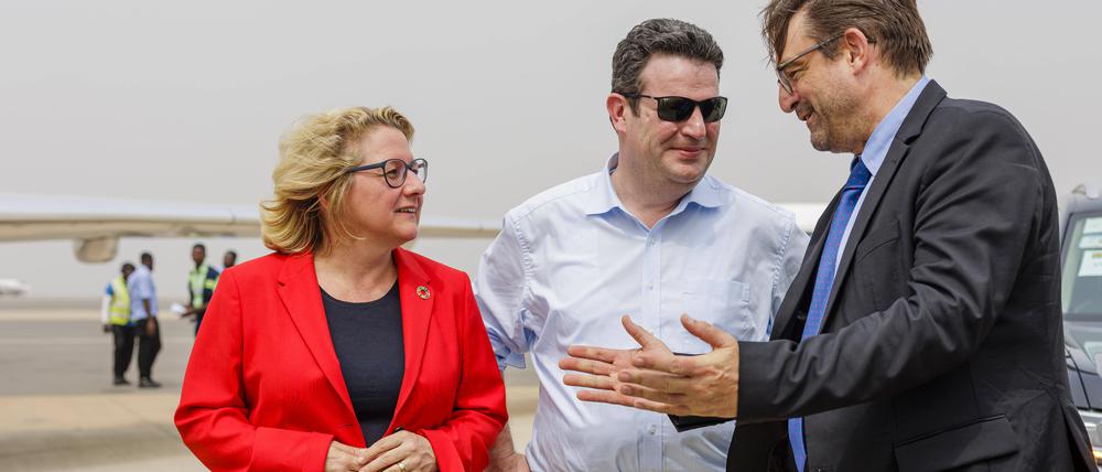 Svenja Schulze und Hubertus Heil mit Botschafter Ingo Herbert bei der Ankunft in Accra.