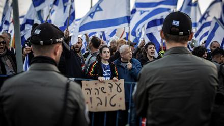 Demonstranten tragen israelische Fahnen während eines Protests in der Nähe der Knesset. 