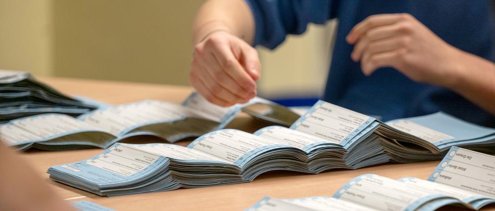 Wahlhelfer zählen nach der wiederholten Wahl die Stimmzettel in einem Wahllokal in der Grundschule am Teutoburger Platz in Prenzlauer Berg.