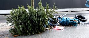 29.12.2022, Berlin - Deutschland. Die ersten Weihnachtsbäume liegen nebst Unrat bereits auf der Straße. *** 29 12 2022, Berlin Germany The first Christmas trees are already lying on the street along with garbage