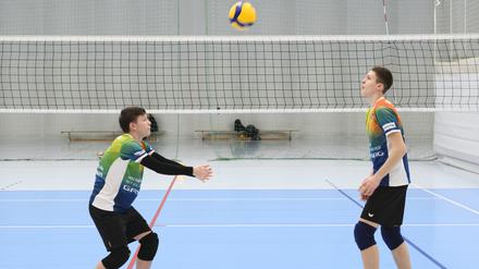 Taras Ivanenko (l.) ist Libero und Kyryl Cherniev (r.) ist Zuspieler. Sie wurden mit der U18-Mannschaft kürzlich Berliner Meister.
