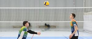 Taras Ivanenko (l.) ist Libero und Kyryl Cherniev (r.) ist Zuspieler. Sie wurden mit der U18-Mannschaft kürzlich Berliner Meister.