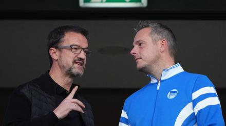 Damaliger Hertha-Geschäftsführer Fredi Bobic im Gespräch mit Hertha-Präsident Kay Bernstein.