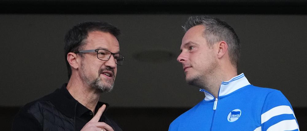 Damaliger Hertha-Geschäftsführer Fredi Bobic im Gespräch mit Hertha-Präsident Kay Bernstein.