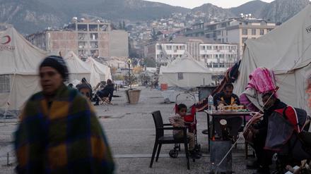 Ausharren in der neuen Realität. Viele Erdbebenopfer in der Türkei und in Syrien müssen gezwungenermaßen in Notunterkünften leben: in Zelten, Bunkern oder in schlimmsten Fällen auf der Straße zwischen Stühlen und aufgespannten Bettlaken.
