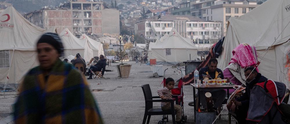 Ausharren in der neuen Realität. Viele Erdbebenopfer in der Türkei und in Syrien müssen gezwungenermaßen in Notunterkünften leben: in Zelten, Bunkern oder in schlimmsten Fällen auf der Straße zwischen Stühlen und aufgespannten Bettlaken.