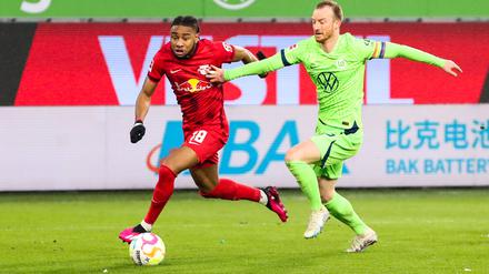 Kaum zu halten. Christopher Nkunku (li.) im Duell mit Maximilian Arnold vom VfL Wolfsburg.