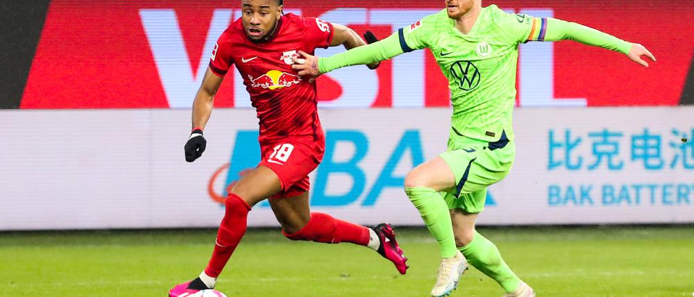 Kaum zu halten. Christopher Nkunku (li.) im Duell mit Maximilian Arnold vom VfL Wolfsburg.