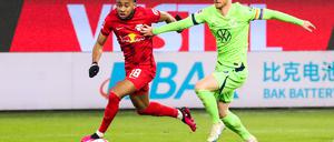 Kaum zu halten. Christopher Nkunku (li.) im Duell mit Maximilian Arnold vom VfL Wolfsburg.