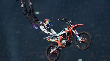 Die Fahrer fliegen rund 15 Meter über dem Boden der Arena.