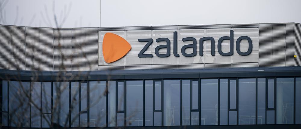 Zalando-Schriftzug am Standort in Berlin.