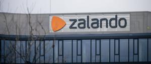 Zalando-Schriftzug am Standort in Berlin. 