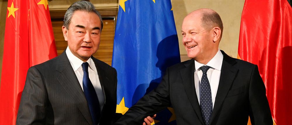 Bundeskanzler Scholz fest im Griff von Pekings Topdiplomat Wang Yi. Hat Deutschland die wahre Dimension seines Chinaproblems nicht erkannt?