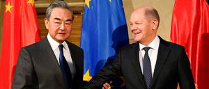 Bundeskanzler Scholz fest im Griff von Pekings Topdiplomat Wang Yi. Hat Deutschland die wahre Dimension seines Chinaproblems nicht erkannt?