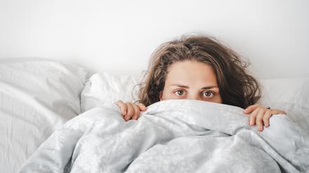 Bis heute hält sich das Klischee, dass vor allem Männer schnarchen. Doch Frauen holen spätestens nach den Wechseljahren auf.