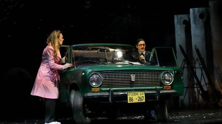 Anja Schneider und Natali Seelig in Armin Petras’ Stück „Eine Frau flieht vor einer Nachricht“ im Deutschen Theater Berlin