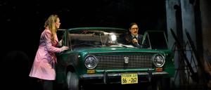Anja Schneider und Natali Seelig in Armin Petras’ Stück „Eine Frau flieht vor einer Nachricht“ im Deutschen Theater Berlin