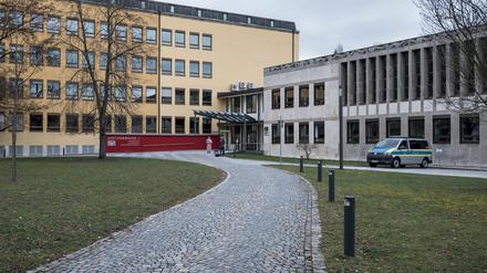 Der Angeklagte brach ein Fenster des Landgerichts Coburg auf und flüchtete.