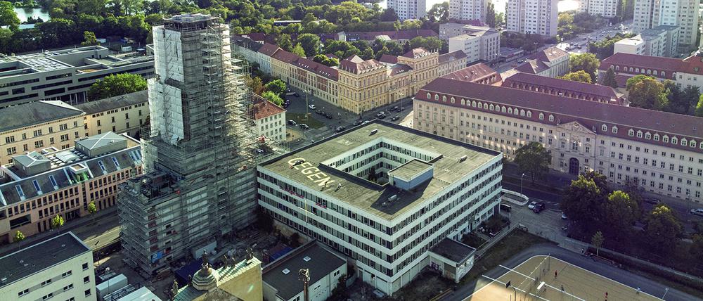 Schwieriges Miteinander: Das Rechenzentrum an der Breiten Straße, daneben der Turm der Garnisonkirche.