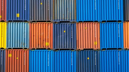 Duisburg, Nordrhein-Westfalen, Deutschland - Duisburger Hafen, Containerhafen, duisport logport, im Duisburger Hafen am Rhein betreiben zwei der weltweit groessten Containerreeder, die CMA CGM und die NYK Nippon Yusen Kabushiki Kaisha, zusammen mit duisport das Duisburg Trimodal Terminal, D3T, im Logistikzentrum logport in Duisburg-Rheinhausen. Duisburg Nordrhein-Westfalen Deutschland *** Duisburg, North Rhine-Westphalia, Germany Duisburg Port, Container Port, duisport logport, at the Port of Duisburg on the Rhine, two of the worlds largest container shipping companies, CMA CGM and NYK Nippon Yusen Kabushiki Kaisha , operate the Duisburg Trimodal Terminal, D3T, together with duisport at the logport logistics center in Duisburg Rheinhausen