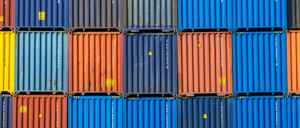 Duisburg, Nordrhein-Westfalen, Deutschland - Duisburger Hafen, Containerhafen, duisport logport, im Duisburger Hafen am Rhein betreiben zwei der weltweit groessten Containerreeder, die CMA CGM und die NYK Nippon Yusen Kabushiki Kaisha, zusammen mit duisport das Duisburg Trimodal Terminal, D3T, im Logistikzentrum logport in Duisburg-Rheinhausen. Duisburg Nordrhein-Westfalen Deutschland *** Duisburg, North Rhine-Westphalia, Germany Duisburg Port, Container Port, duisport logport, at the Port of Duisburg on the Rhine, two of the worlds largest container shipping companies, CMA CGM and NYK Nippon Yusen Kabushiki Kaisha , operate the Duisburg Trimodal Terminal, D3T, together with duisport at the logport logistics center in Duisburg Rheinhausen